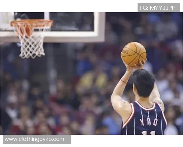 姚明贴身转身的精彩瞬间揭示篮球技巧与力量的完美结合