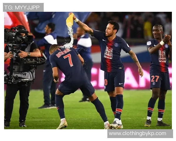 世界杯激战曼联与巴黎圣日耳曼平局战术解析与逆转瞬间回顾